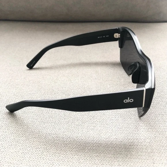 Alo Yoga Stunner Sunglasses Black - Picture 5 of 11